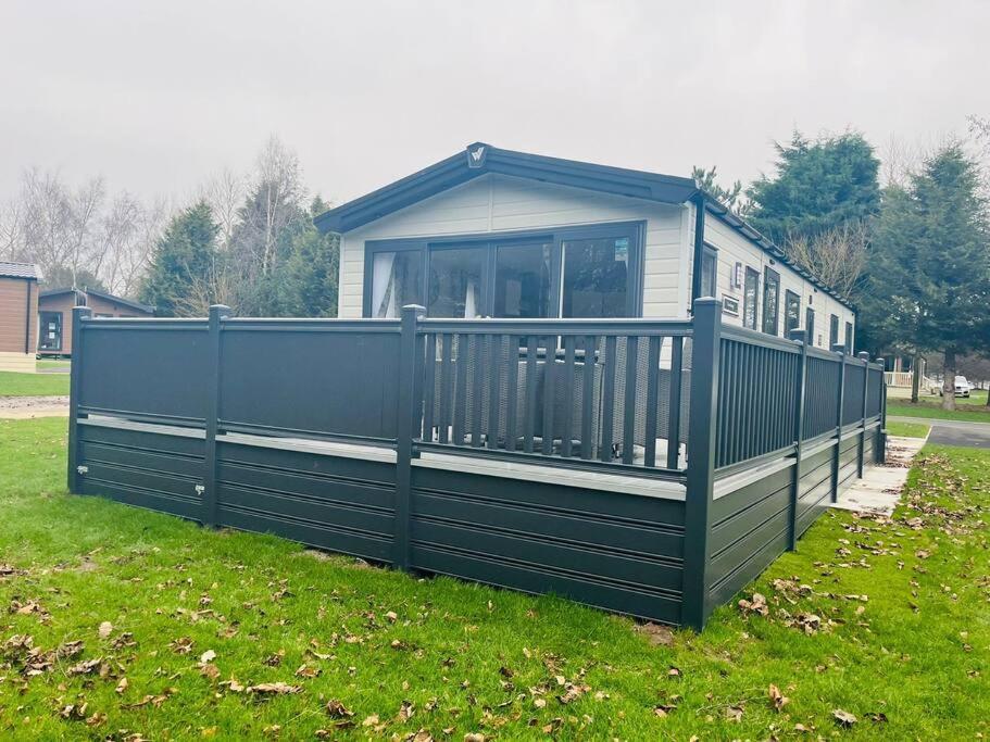 Country Cabin With Hot Tub York Buitenkant foto