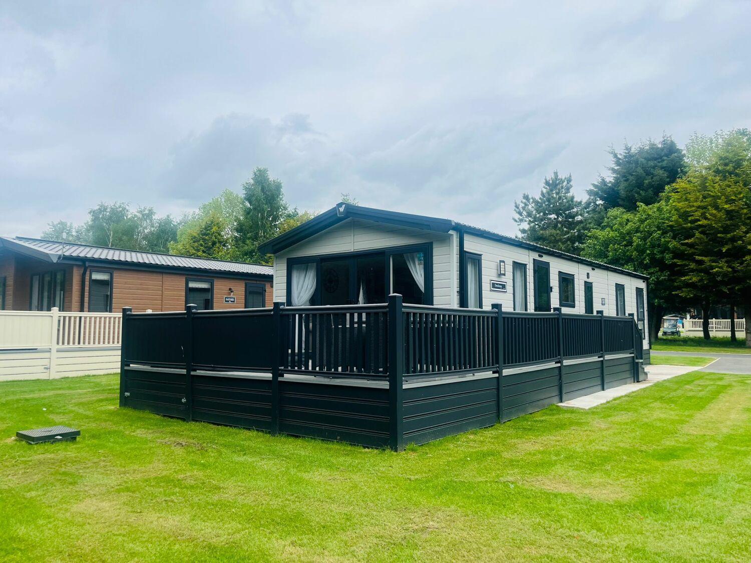 Country Cabin With Hot Tub York Buitenkant foto